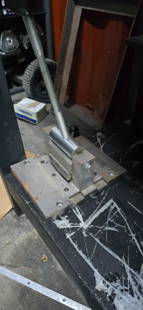 MAQUINA - GOZNE PONCHADORA DOBLE MANUAL