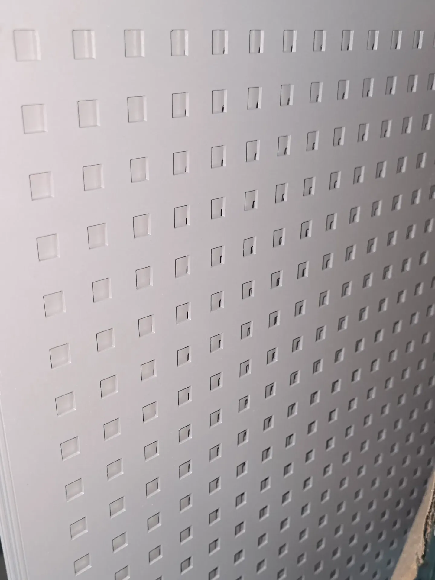 GRIS – PERFORADO 4 * 10