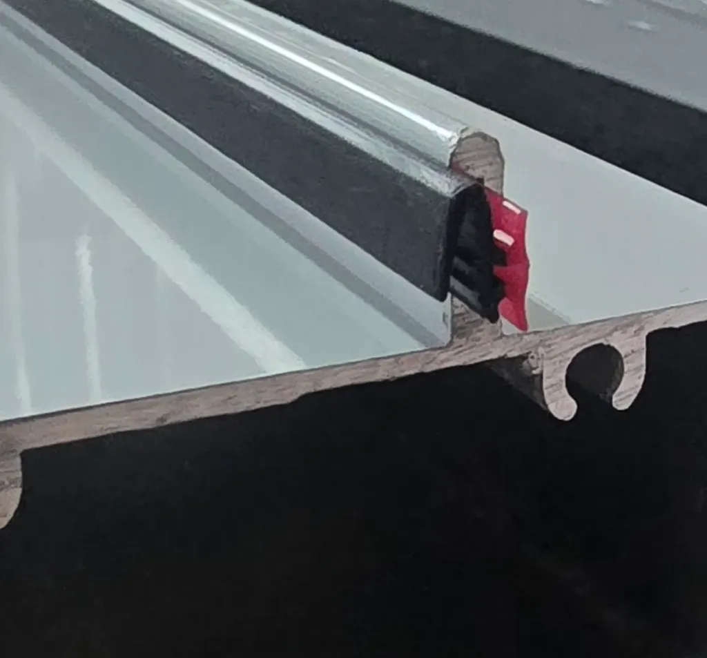 T045047- Goma Marco Pared 950'